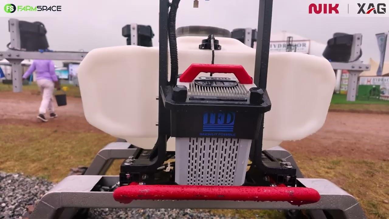 Die XAG R200 Rover maak spuitwerk tussen jou druiwe, bloubessies en in tonnels makliker. Rover Afr